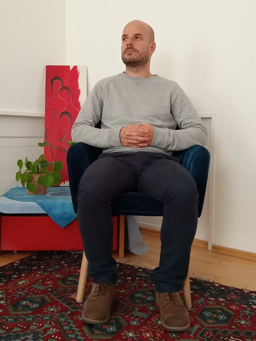 Benjamin Brunke sitzt im Sessel in seiner Praxis